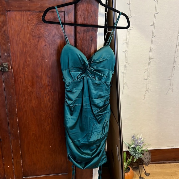 Dresses & Skirts - Emerald green that’s so fetch spaghetti strap dress